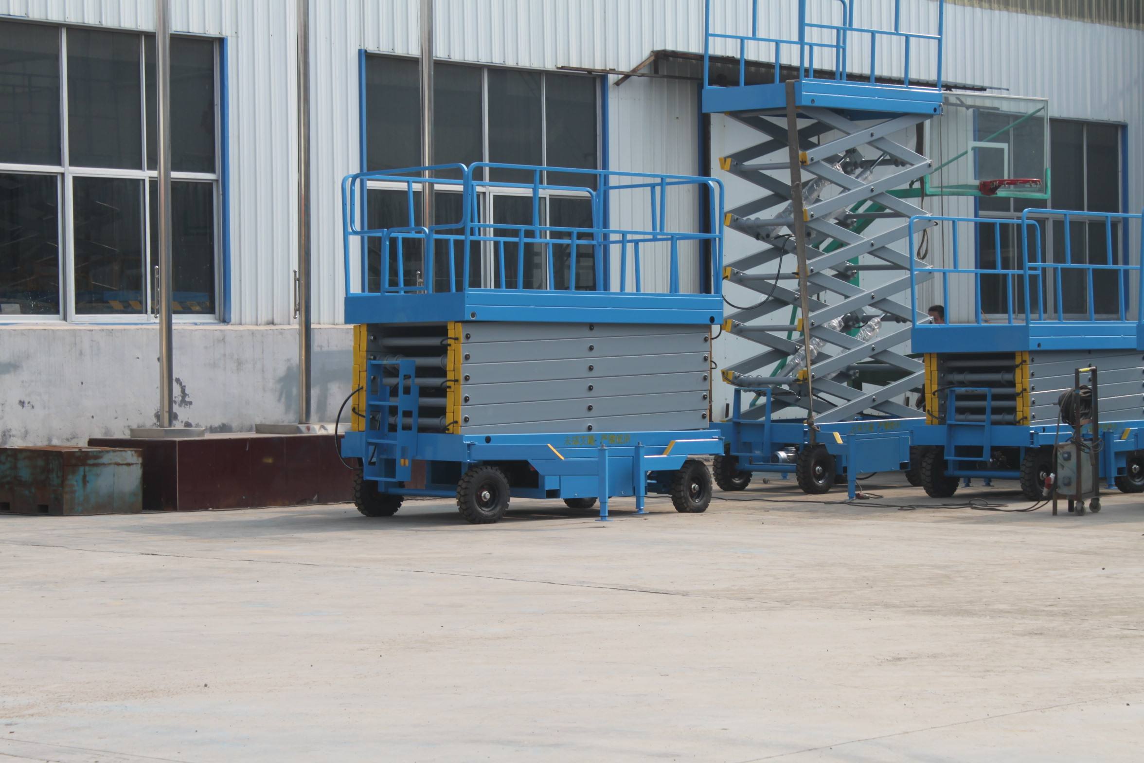 「移动式升降平台车」液压升降平台是一种多功能起重装卸机械设备